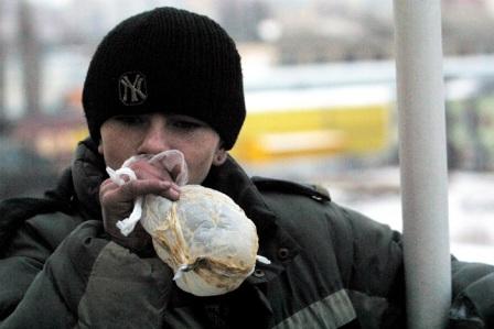 На залізничному вокзалі в Ужгороді помітили дітей-токсикоманів